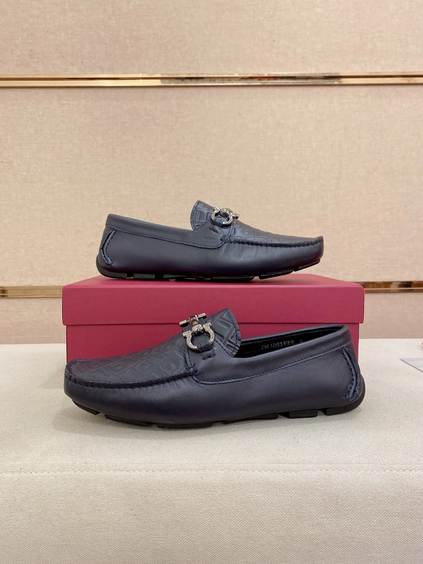 Men's shoes💰: 560💰High-end quality! Ferragamo🆕🆕Exclusive hot-selling products in stock🔥🔥New products on the shelves, high-quality Ferragamo men's pea shoes, high-end casual driving shoes, with complete packaging! 💪 💪 Material: imported cowhide 🐂 + imported high-quality water-dyed cowhide lining + wear-resistant outsole 👍🏻👍🏻 Features: high-end and comfortable, purely handmade 🚀 🚀 Create the perfect shoes that suit you best 🔥 🔥 Size: (38-44) 45 standard size can be customized!